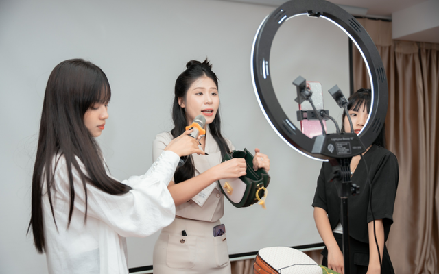 Đối với các sản phẩm thời trang, mỹ phẩm, làm đẹp, đồ ăn vặt,... thì livestream là hình thức giúp ra đơn trên Facebook thành công.